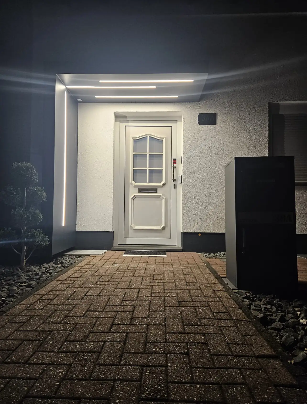 Eingangsüberdachung mit LED-Beleuchtung