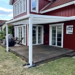 Terrassenüberdachung Aluminium Weiss am Holzhaus