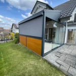 Wintergarten mit Senkrechtmarkise