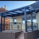 Eingangsüberdachung mit vorstehendem Dach